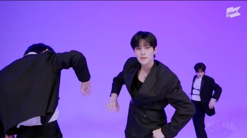 필승조합으로 수트댄스 보여주는 남돌.jpg | 인스티즈