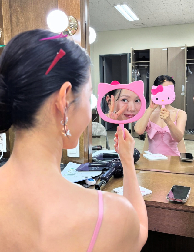 [잡담] 손예진한테 키티 거울이 어울릴줄은…ㅋㅋㅋㅋㅋㅋ | 인스티즈