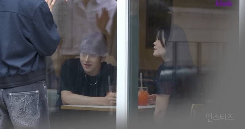 잘생긴 남자가 유리창너머로 인사할때.jpg | 인스티즈