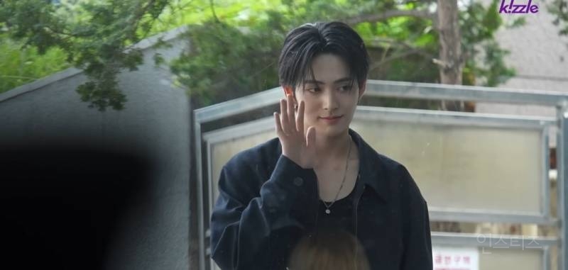 사람들이 유리창 보고 놀란이유.jpg | 인스티즈