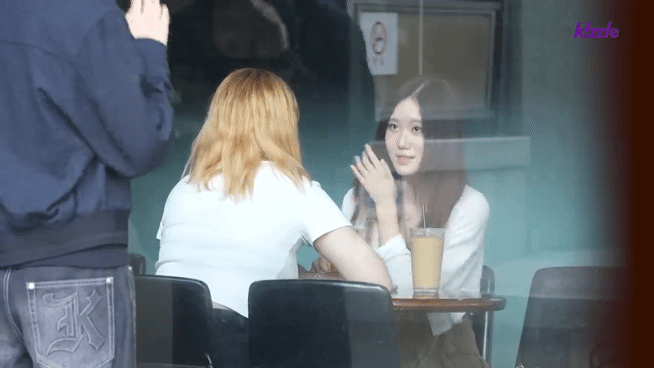 잘생긴 남자가 유리창너머로 인사할때.jpg | 인스티즈