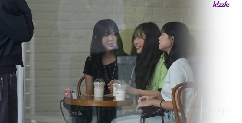 잘생긴 남자가 유리창너머로 인사할때.jpg | 인스티즈