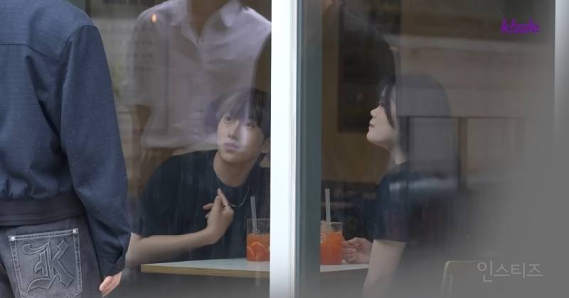 사람들이 유리창 보고 놀란이유.jpg | 인스티즈