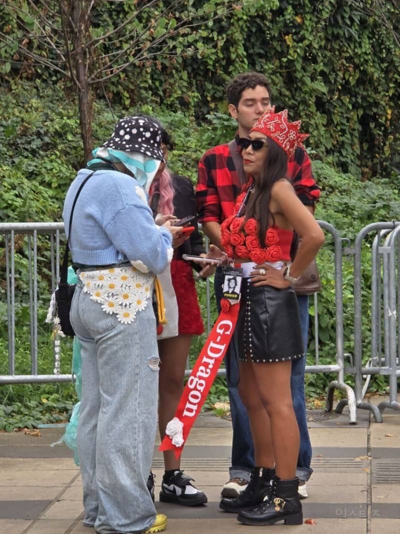 페스티벌 저리가라인 지디 파리 공연장 팬들 아웃핏 | 인스티즈