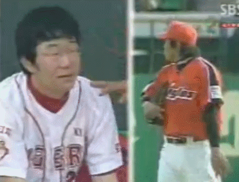 [잡담] 홈런 맞아서 우는 투수와 홈런 치고 눈치보는 타자.gif | 인스티즈