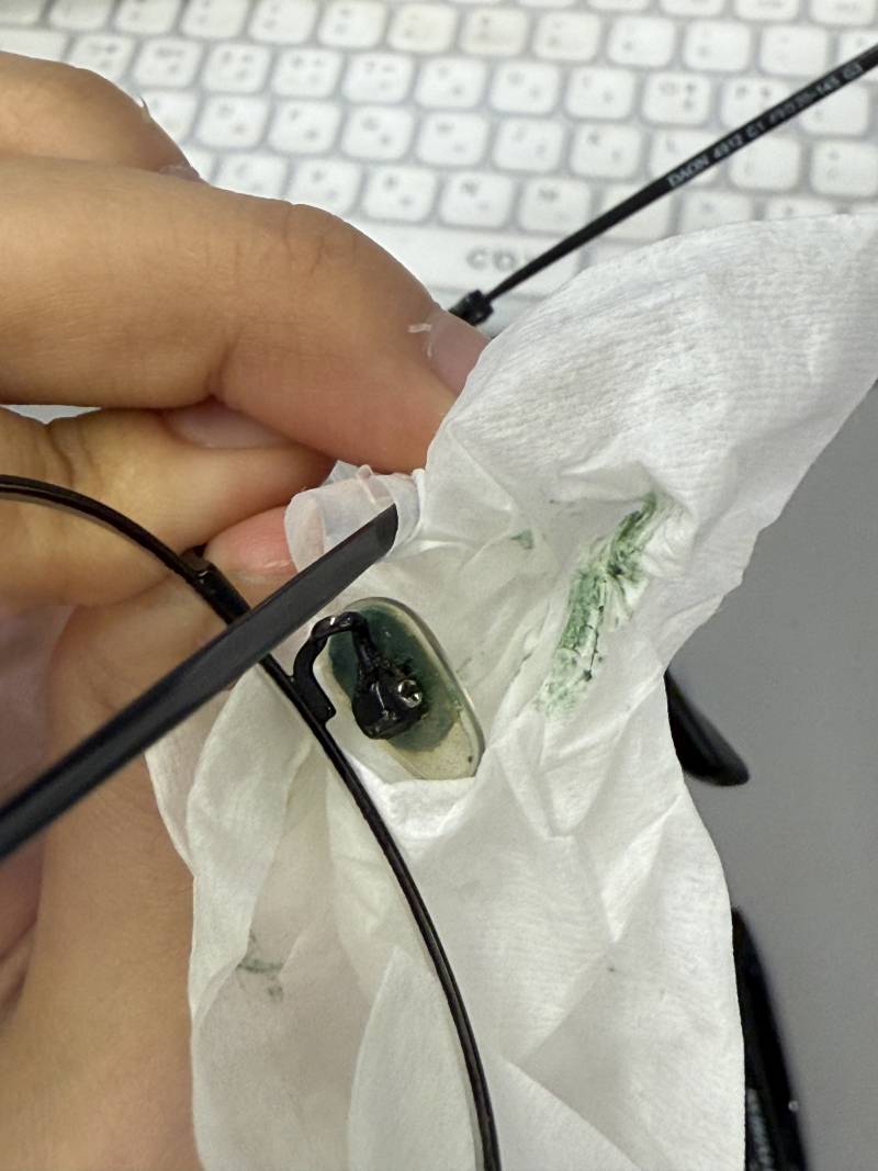 [잡담] 안경 이거 초록색 때 뭐야..?? | 인스티즈