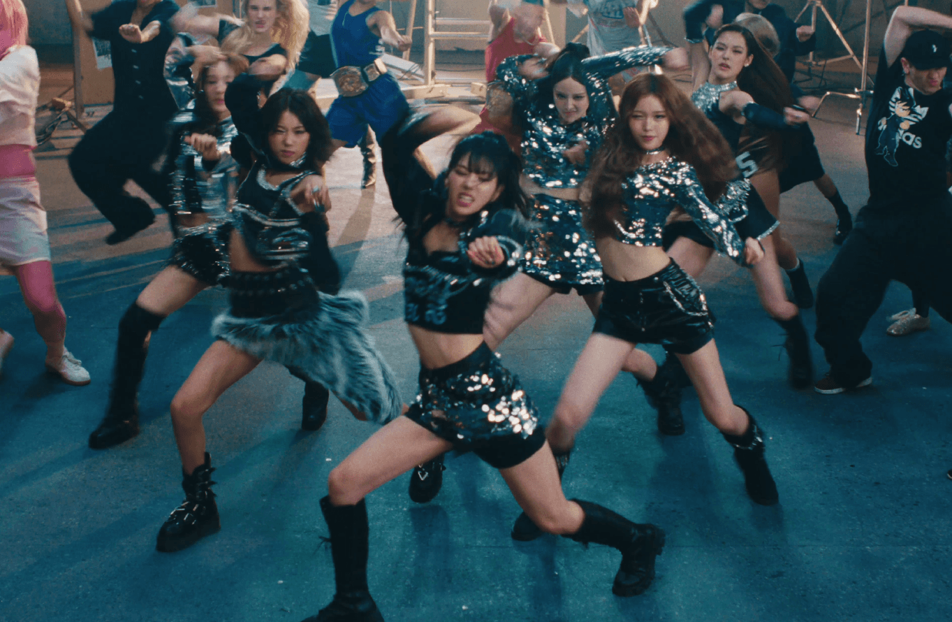 컨셉 진짜 확 바뀐 것 같다는 이즈나 Mamma Mia 뮤비 .gif | 인스티즈