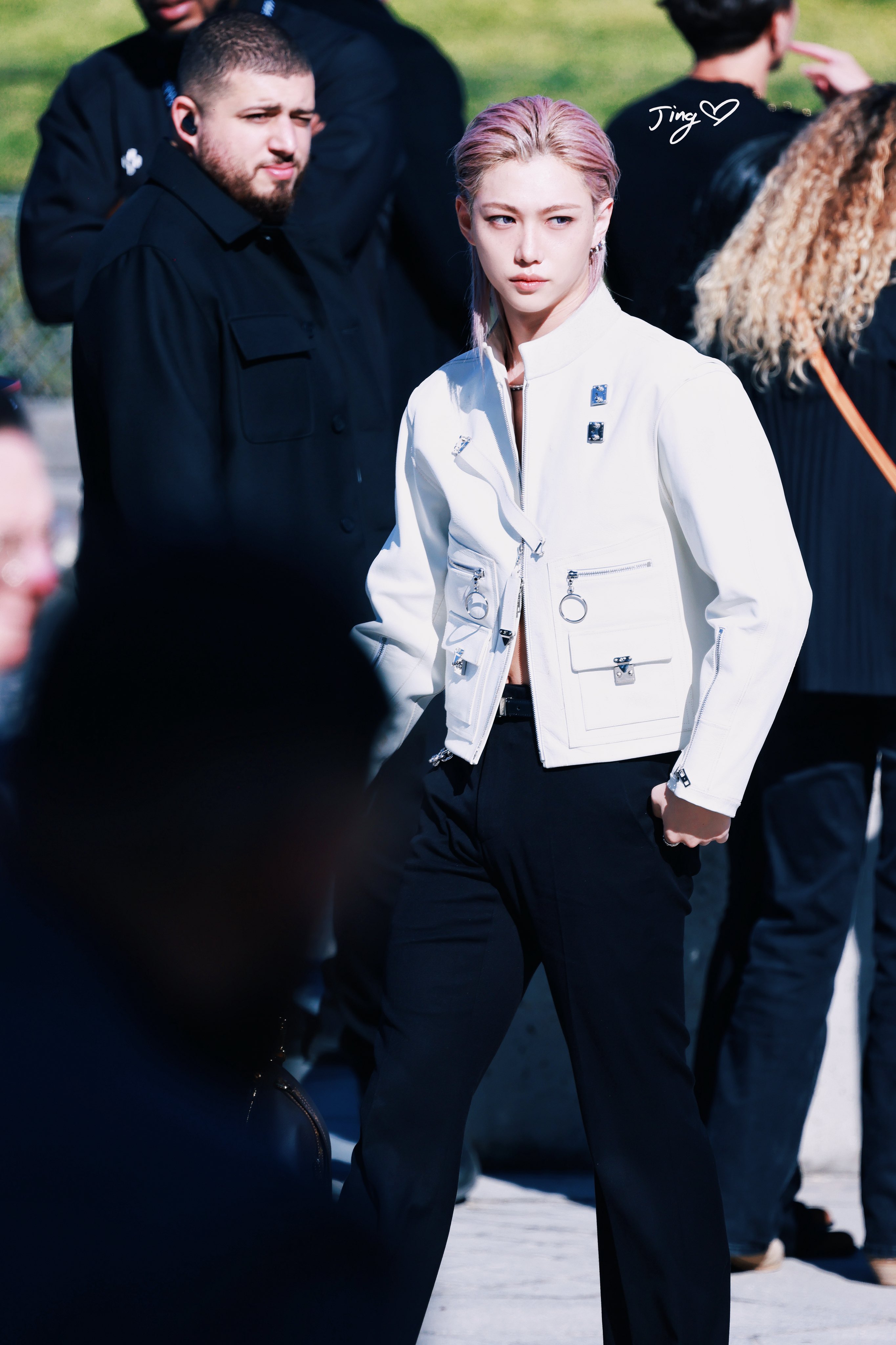 핑크머리로 루이비통쇼 참석한 스키즈 필릭스.jpg | 인스티즈