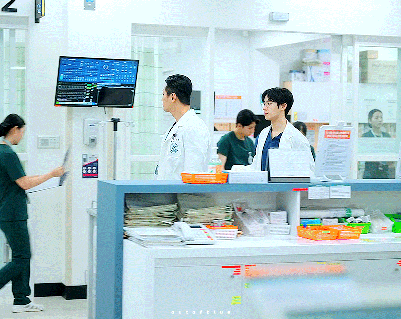 [잡담] 중증외상) 중증외상 여기서 백강혁은 환자들 보면서 걷고 양재원은 백강혁 뒷모습만 보면서 | 인스티즈