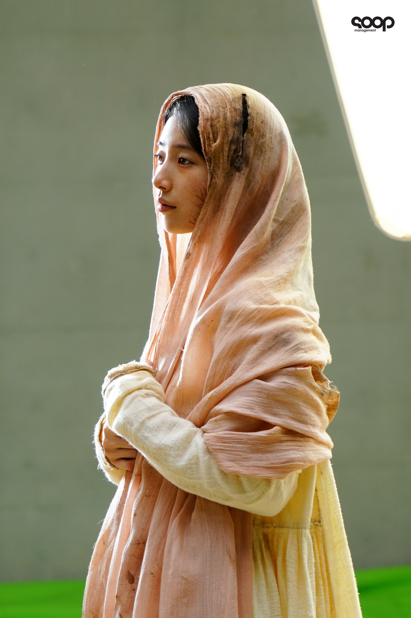 [잡담] 수지 고려 가영 포스터 비하인드 눈빛 봐 | 인스티즈