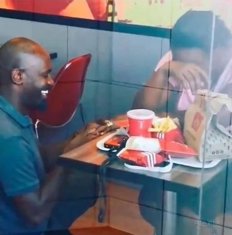 KFC에서 프로포즈 하던 ㅈ거지 커플의 최후 | 인스티즈