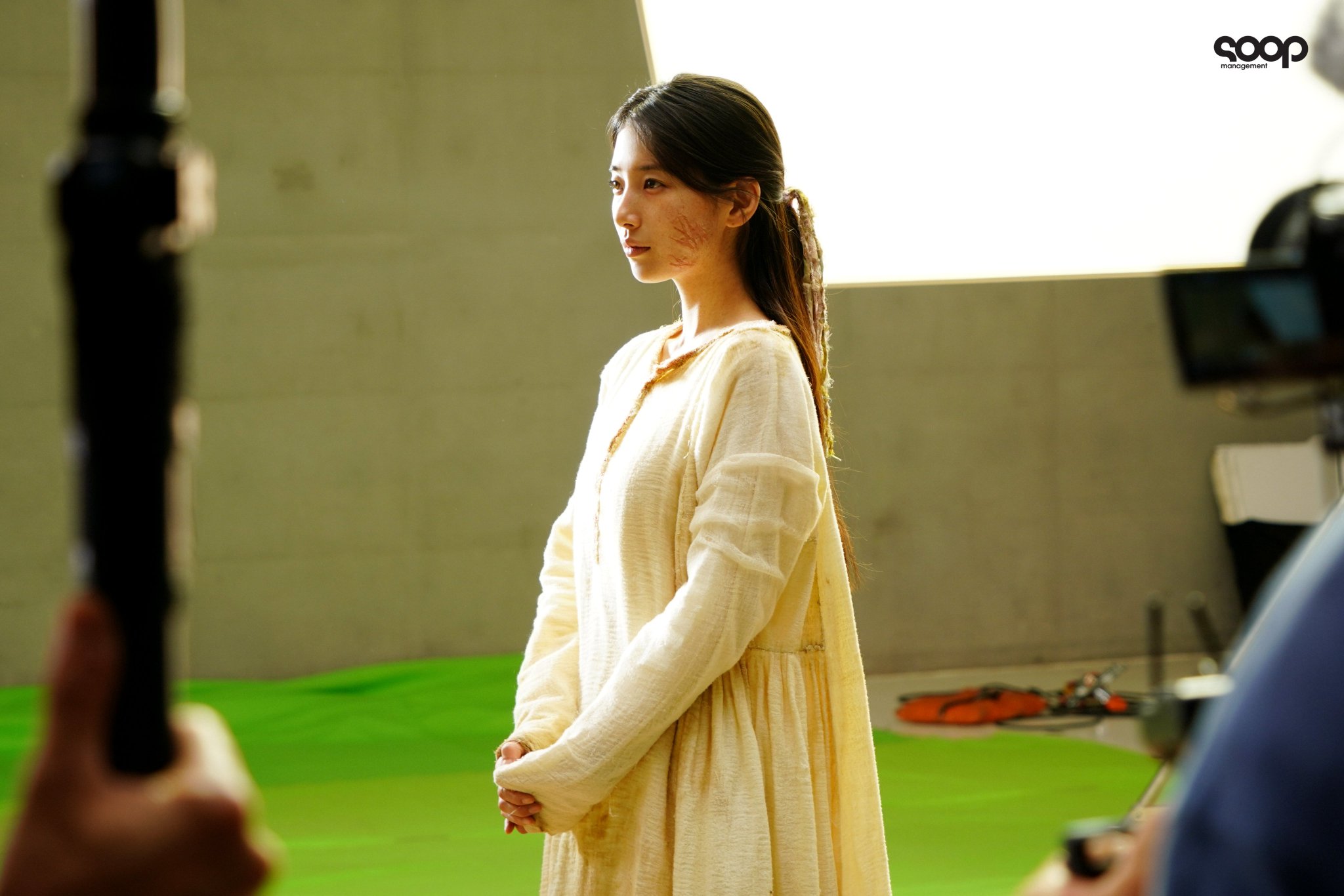 [잡담] 수지 고려 가영 포스터 비하인드 눈빛 봐 | 인스티즈