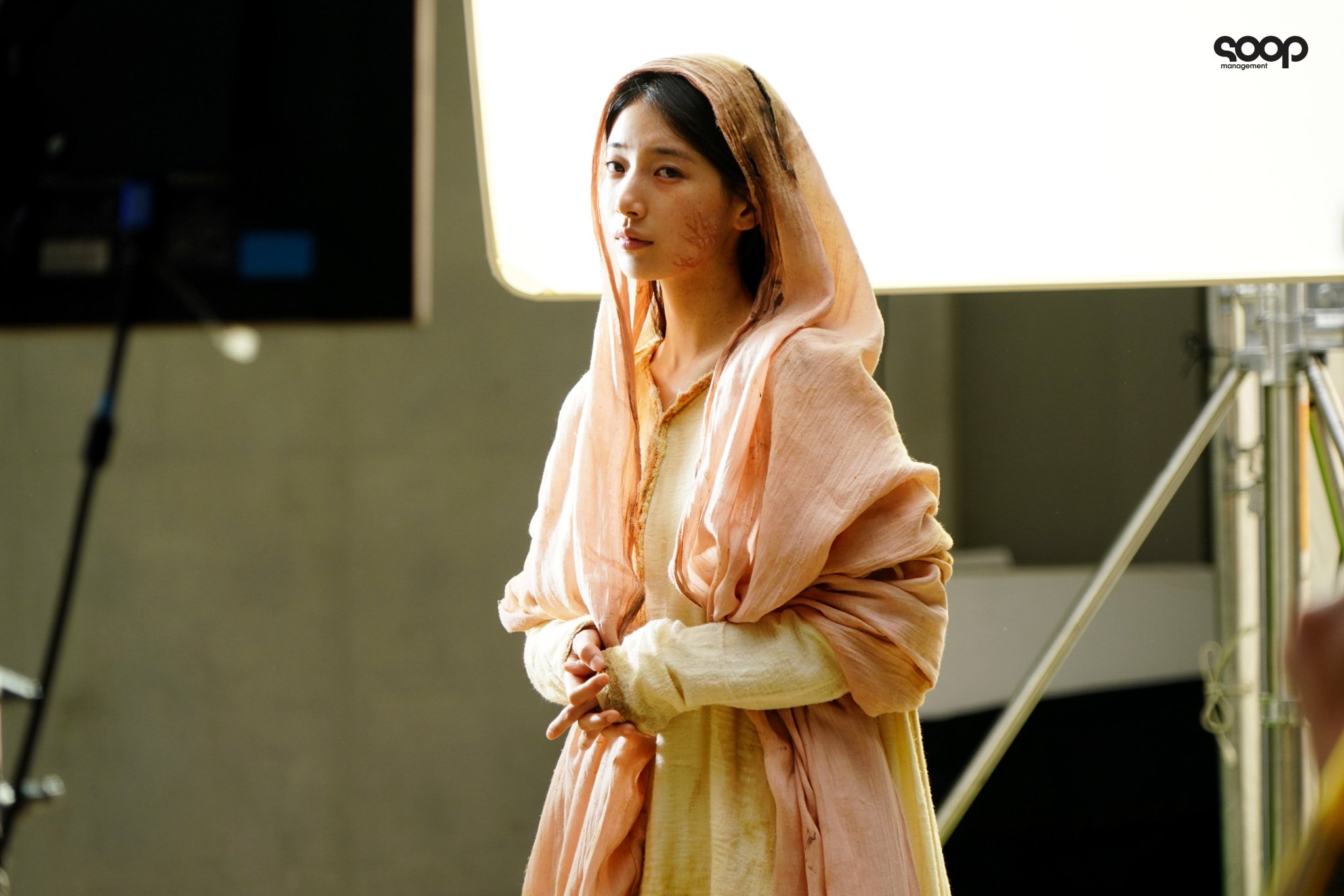 [잡담] 수지 고려 가영 포스터 비하인드 눈빛 봐 | 인스티즈