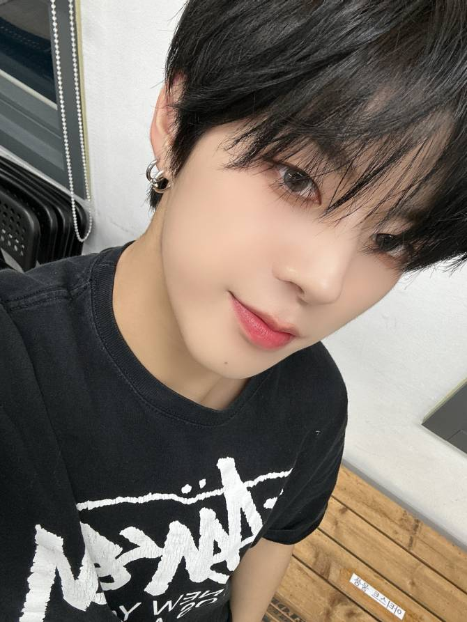 꾸준히 팬들 반응 좋은 흑발 덮머한 남돌 팬싸 비주얼 | 인스티즈