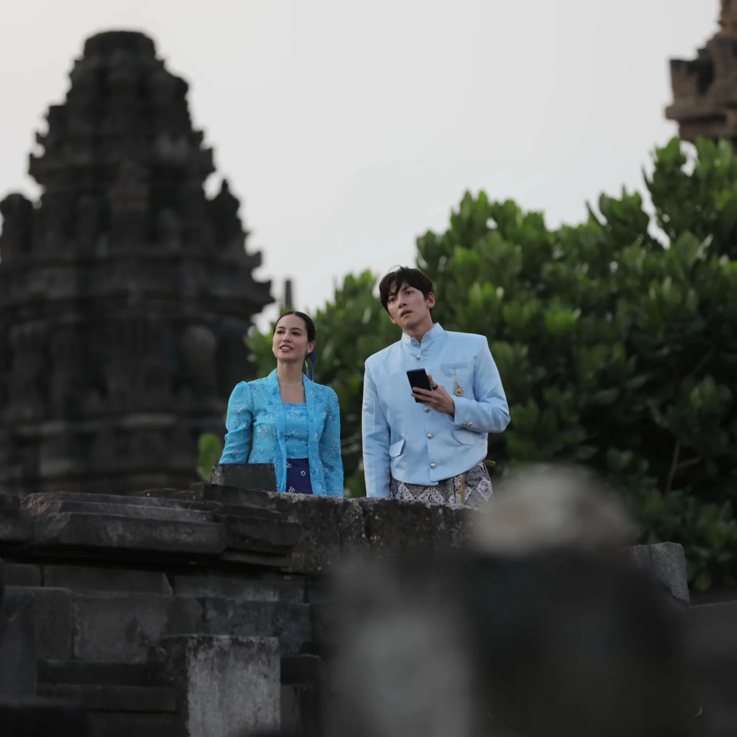 [잡담] 어제 지창욱 갑자기 인도네시아 전통의상 입었는데 | 인스티즈