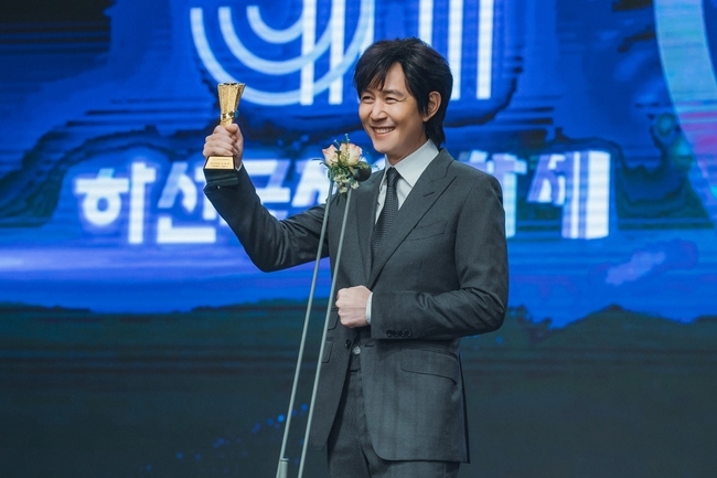 [정보/소식] 얄미운사랑 톱스타 이정재, 남모를 고충…멜로 장인 되고 싶은 국민 배우(얄미운 사랑) | 인스티즈