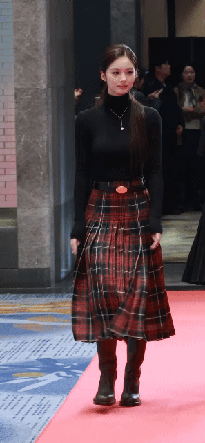 [잡담] 설윤 ㄹㅇ 얼굴 예쁜것도 예쁜건데 | 인스티즈