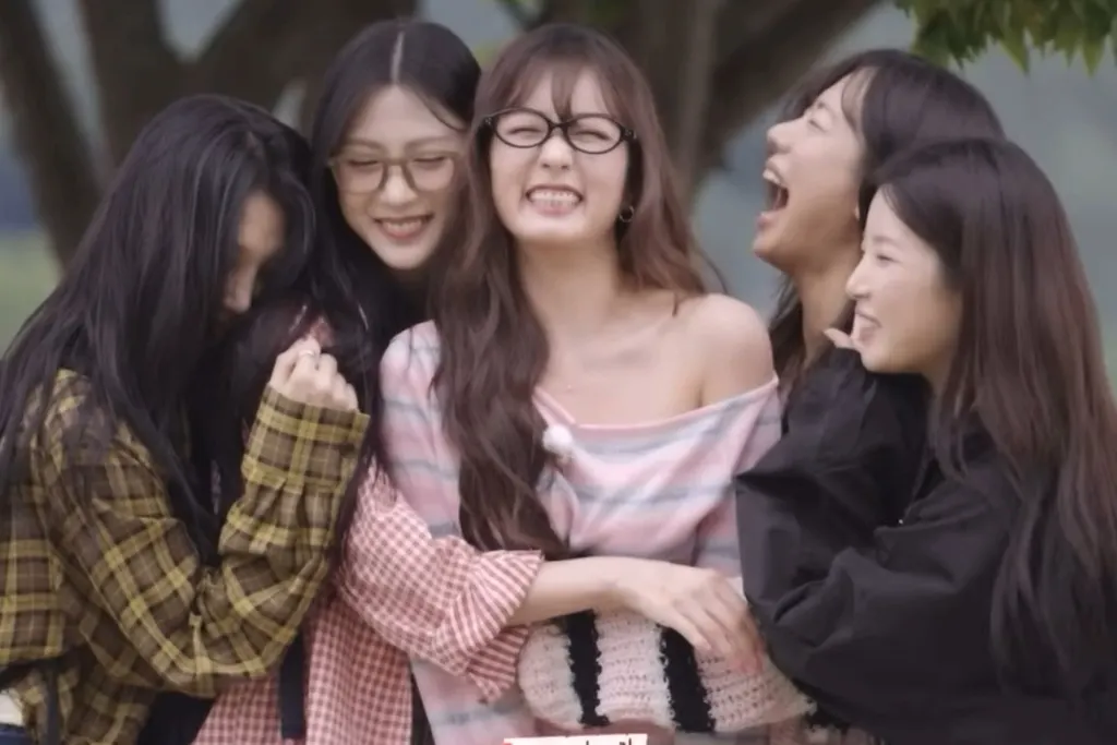 막내한테 단체로 뽀뽀하는 14년차 여돌 | 인스티즈