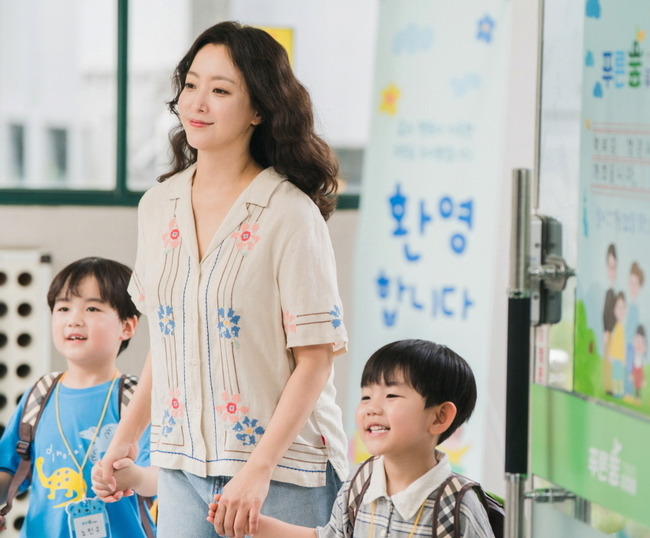 [정보/소식] 다음생은없으니까) 김희선, 첫 뽀글뽀글 파마 현실 아줌마 비주얼 "예쁨 내려놓기로”(다음생은 없으니까) | 인스티즈