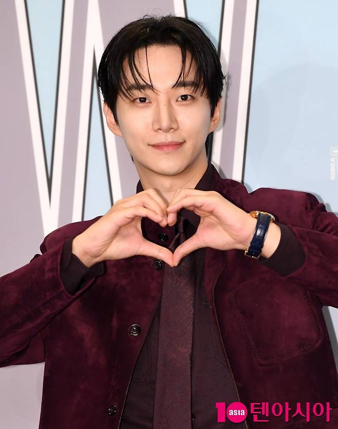 [정보/소식] '태풍상사' 시청률 급등 이유 있었다…이준호 사비로 의상 구매→완벽한 90년대 재현 | 인스티즈