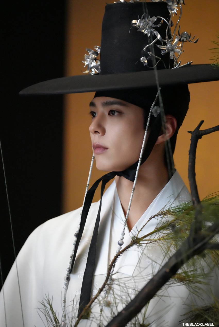 [잡담] 박보검 소속사서 방금 풀어준 한복 화보 비하인드 사진인데 이거 와 | 인스티즈