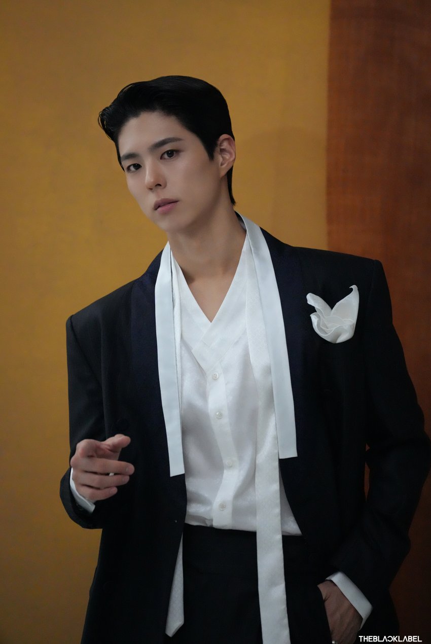 [잡담] 박보검 소속사서 방금 풀어준 한복 화보 비하인드 사진인데 이거 와 | 인스티즈