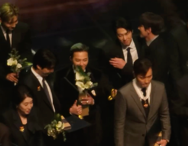 지드래곤이 행사 한번에 인사하는 횟수 | 인스티즈