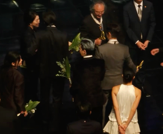 지드래곤이 행사 한번에 인사하는 횟수 | 인스티즈