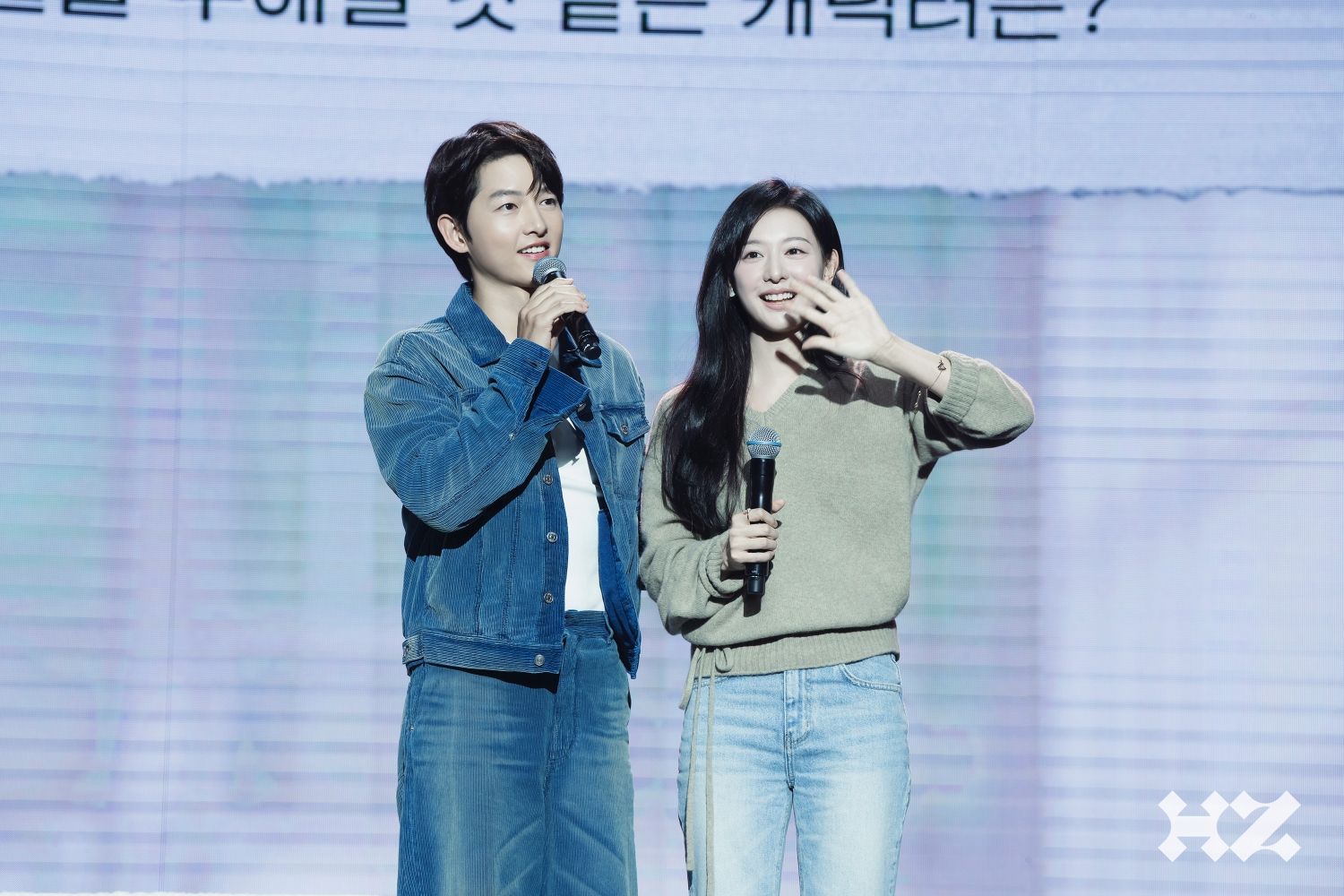 [정보/소식] 김지원, 송중기 위해 스케줄까지 비웠다…'레전드 투샷' 탄생 | 인스티즈