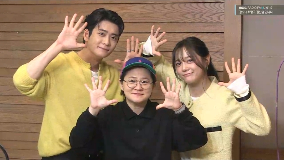 [잡담] 이강달) 강태오 김세정 옷 노란색으로 맞춘거 귀엽다 | 인스티즈