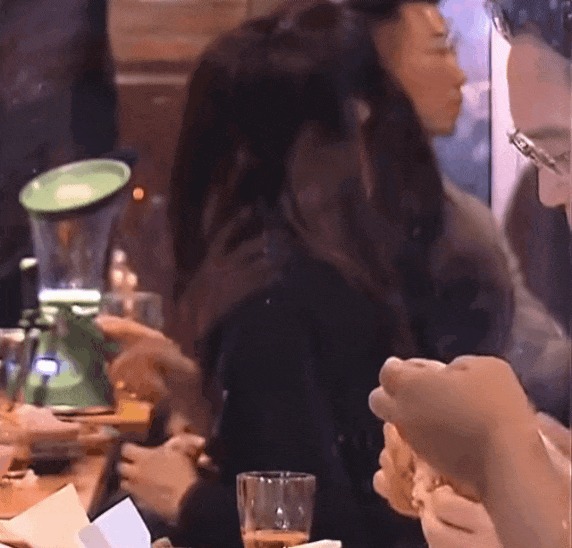 ??? : 내가 뭐라고 젓가락으로 치킨 먹었냐 꼴깝 떨었네 | 인스티즈