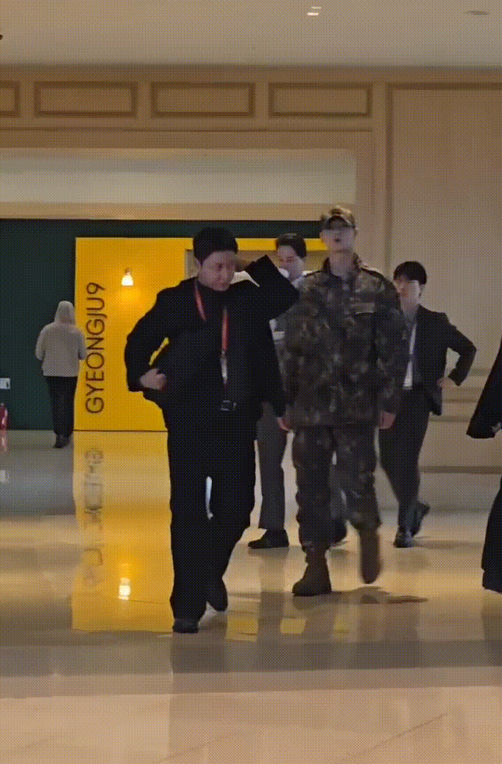 [잡담] 쇼메 차은우 출퇴근 VS 군인 차은우 출퇴근 | 인스티즈