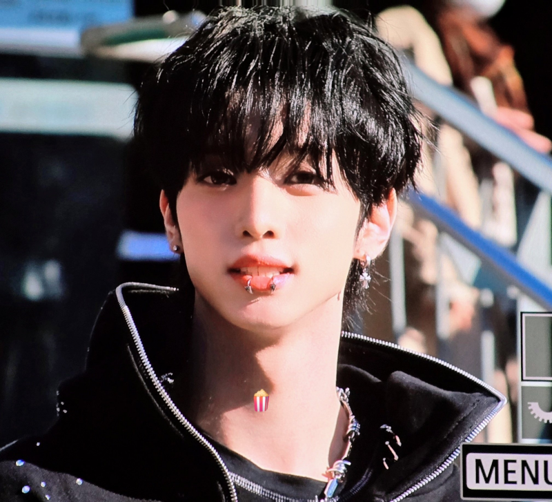 실시간 서울역에 뜬 자연광 미남 아이돌 | 인스티즈