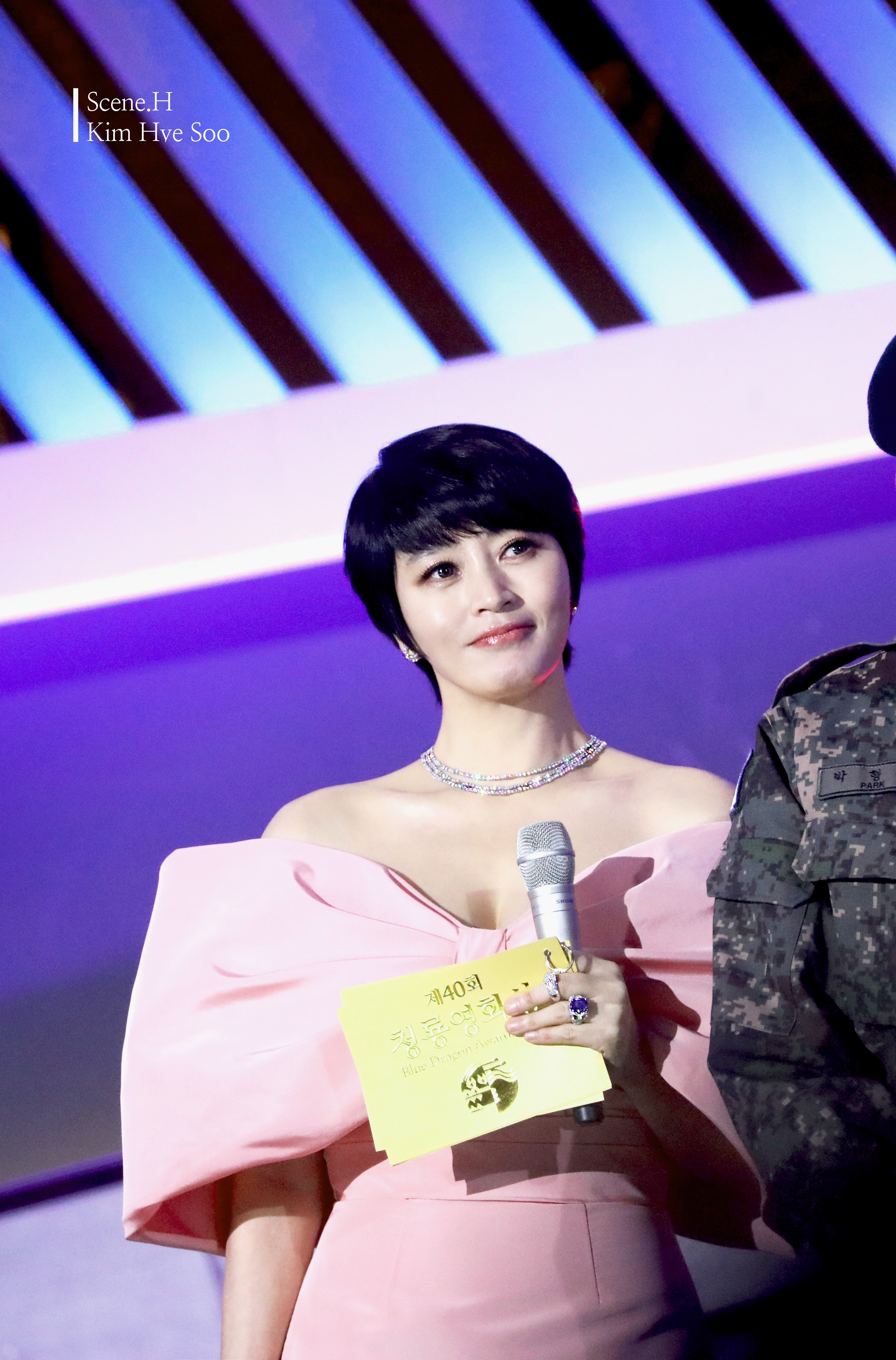 [잡담] 청룡 보러 갔다가 실물 보고 온종일 짤줍했던 두 여신님 | 인스티즈