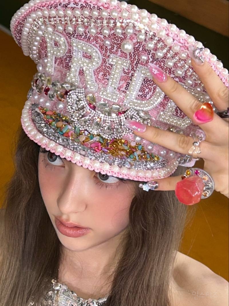 (예쁨주의) 컴백 맞아 위버스랑 인스타그램에 사진 많이 뿌리고 간 문샤넬.JPG | 인스티즈