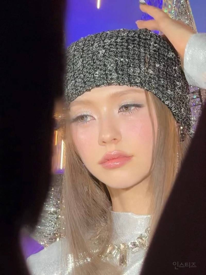 (예쁨주의) 컴백 맞아 위버스랑 인스타그램에 사진 많이 뿌리고 간 문샤넬.JPG | 인스티즈