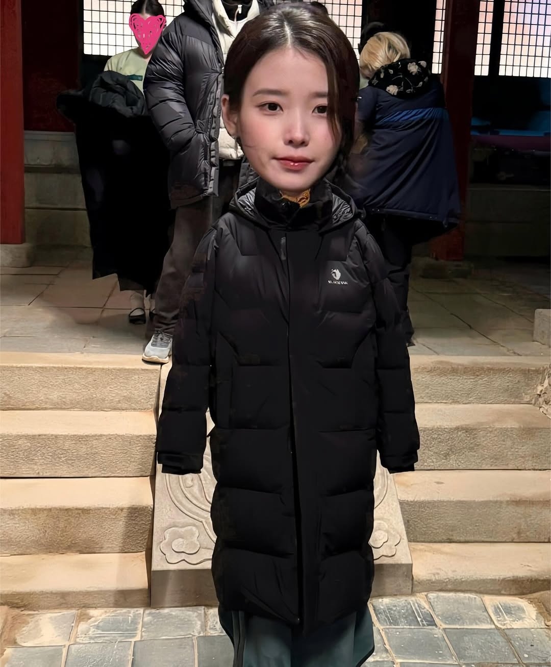 [잡담] 아이유 인별사진중에 뒷배경 여자분 의상 | 인스티즈