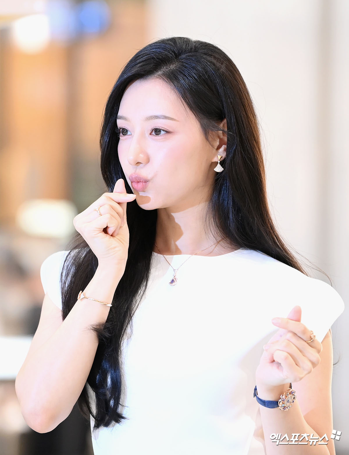 [잡담] 251107 불가리 홀리데이 팝업스토어 행사 김지원 기사사진 | 인스티즈