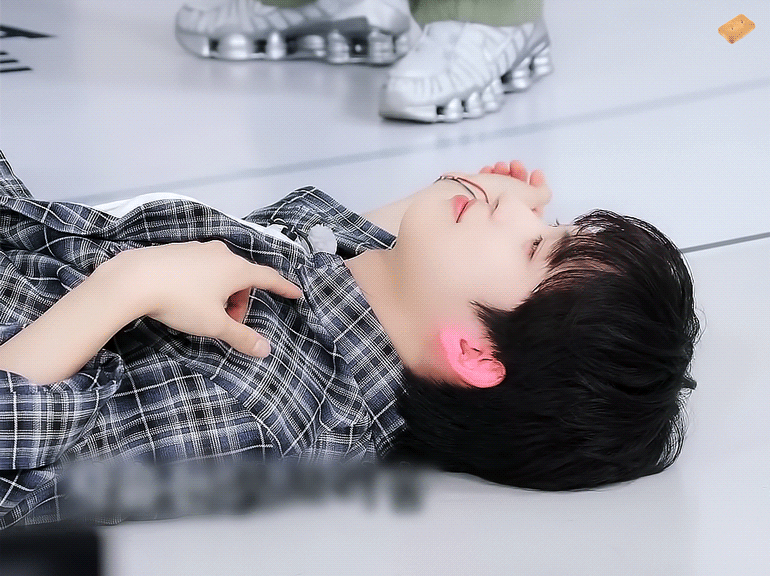 [잡담] 알디원 건우 귀요미송 벌칙 후 귀 상태 | 인스티즈