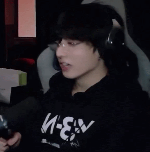 [잡담] 정국 머리펌하고 무테안경 쓴거 아기비숑같음 | 인스티즈