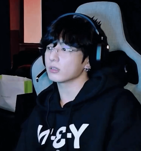 [잡담] 정국 머리펌하고 무테안경 쓴거 아기비숑같음 | 인스티즈