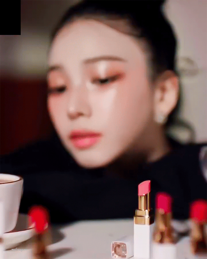 251120 샤넬 뷰티 에스파 카리나 gif | 인스티즈