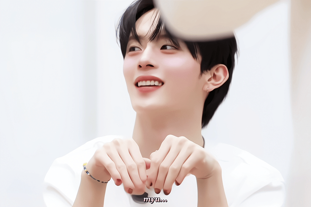 [잡담] 2n살 남자애가 딸기우유 양손으로 잡고 마시는 거 너무 귀척 심하지 않나 | 인스티즈