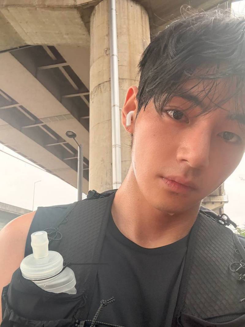 현재 전세계 게이들의 뭔갈 누른듯한 뷔 셀카.JPG | 인스티즈