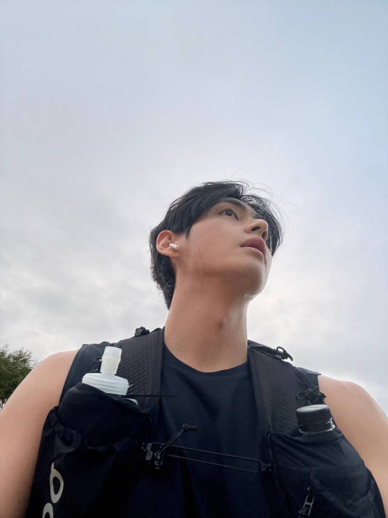 현재 전세계 게이들의 뭔갈 누른듯한 뷔 셀카.JPG | 인스티즈