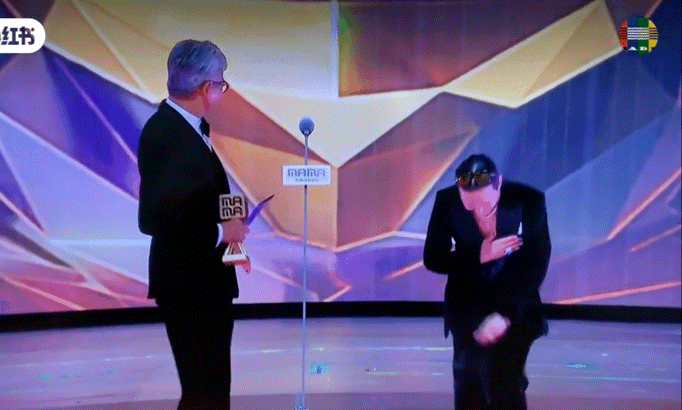 [잡담] 화제된 마마 지디 의상 + 주윤발 케미 | 인스티즈