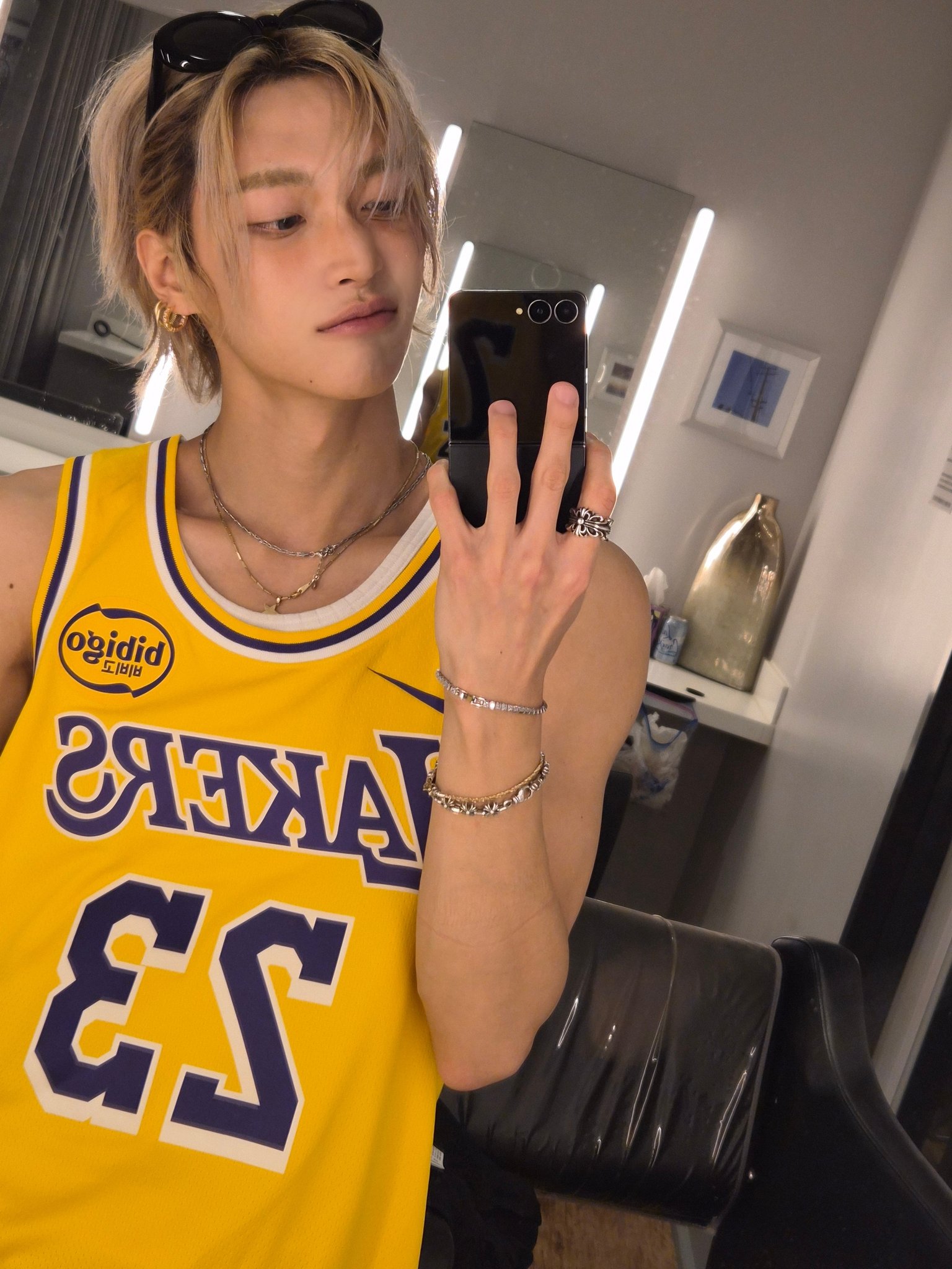 [잡담] 원빈 미주투어 돌때 태닝한 느낌 들려고 톤다운 크림 발랐었대 | 인스티즈