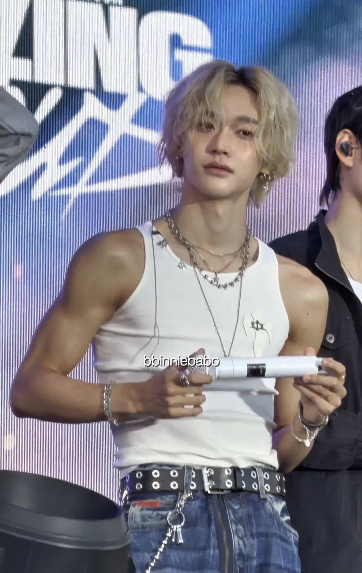 [잡담] 원빈 미주투어 돌때 태닝한 느낌 들려고 톤다운 크림 발랐었대 | 인스티즈