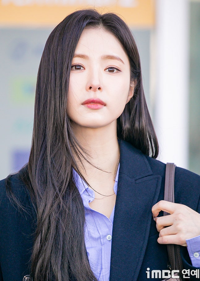 [잡담] 251203 신세경 로마 출국 기사사진 | 인스티즈