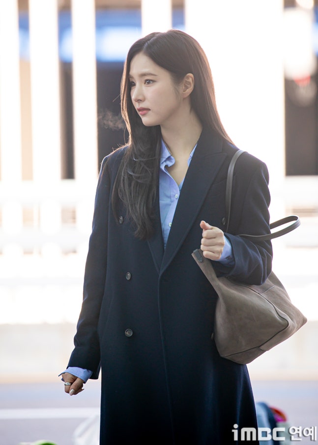 [잡담] 251203 신세경 로마 출국 기사사진 | 인스티즈